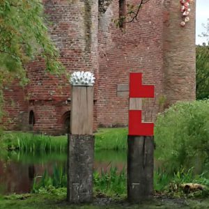 Monument voor de Moed en de Liefde Ravesteyn Heenvliet Buitenbeelden Danielle Henger van Rijssen Hout, keramiek en rvs